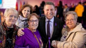 Emiliano García-Page junto a un grupo de mujeres. Foto: JCCM.