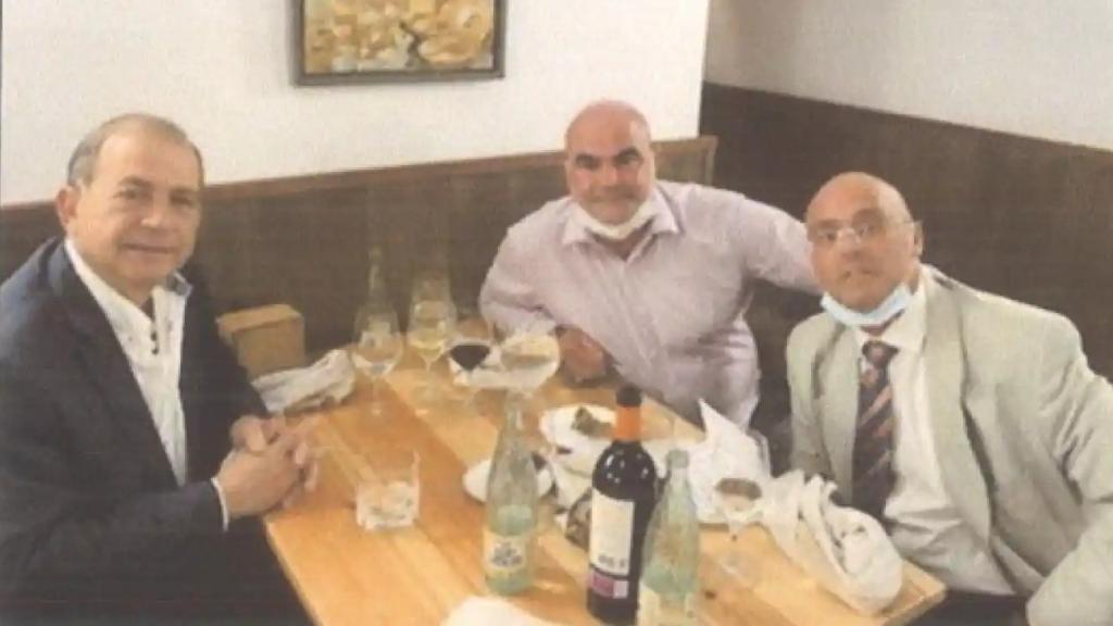 El general Espinosa Navas, en un restaurante de Madrid junto al mediador Marco Antonio Navarro Tacoronte y uno de los empresarios implicados, en una imagen del sumario.