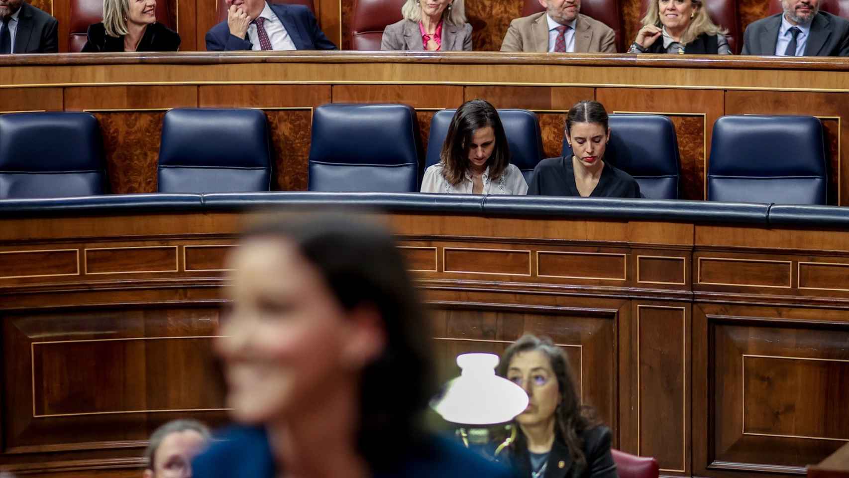 Las ministras Irene Montero e Ione Belarra, solas en la bancada del Congreso durante el debate de la ley del 'sólo sí es sí'.