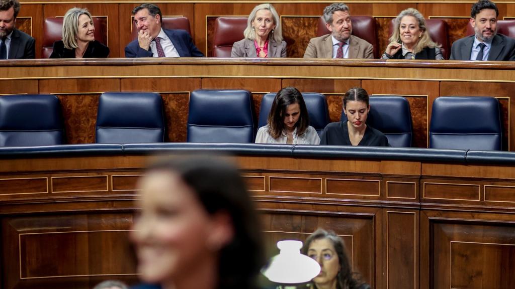 Las ministras Irene Montero e Ione Belarra, solas en la bancada del Congreso durante el debate de la ley del 'sólo sí es sí'.