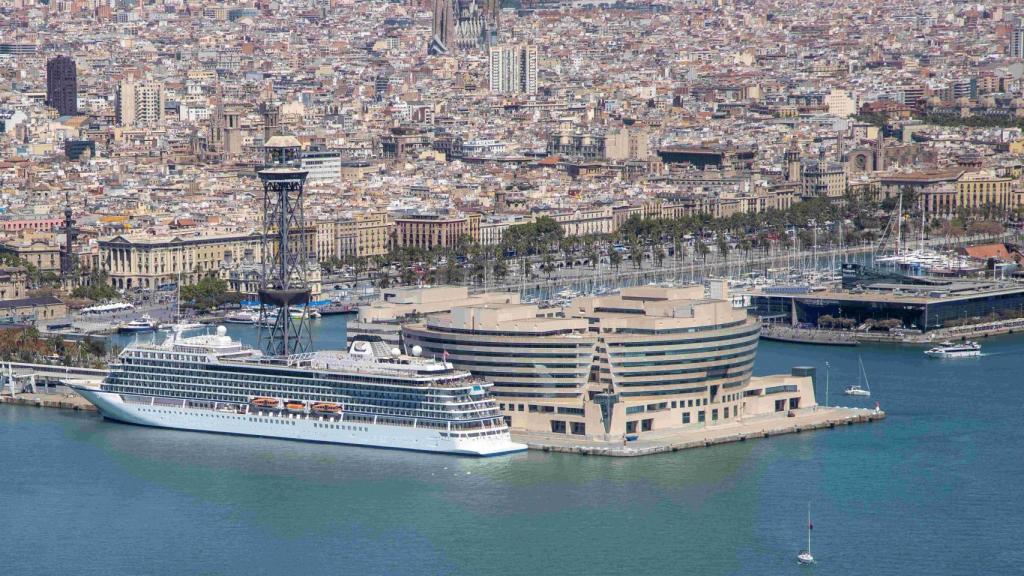 El puerto de Barcelona con la ciudad al fondo.