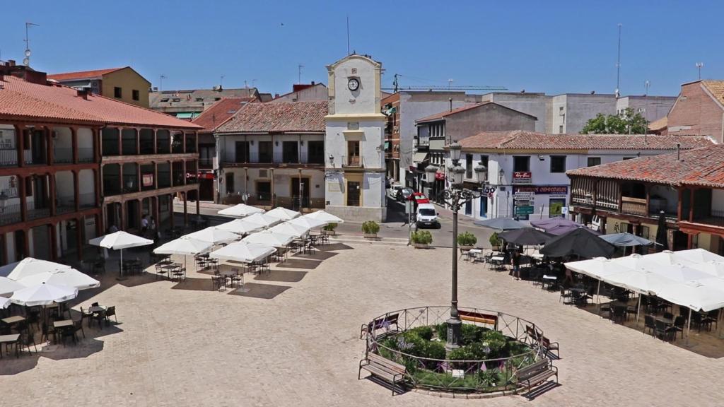 Plaza del pueblo con el m2 de la vivienda de segunda mano más barato de Madrid.