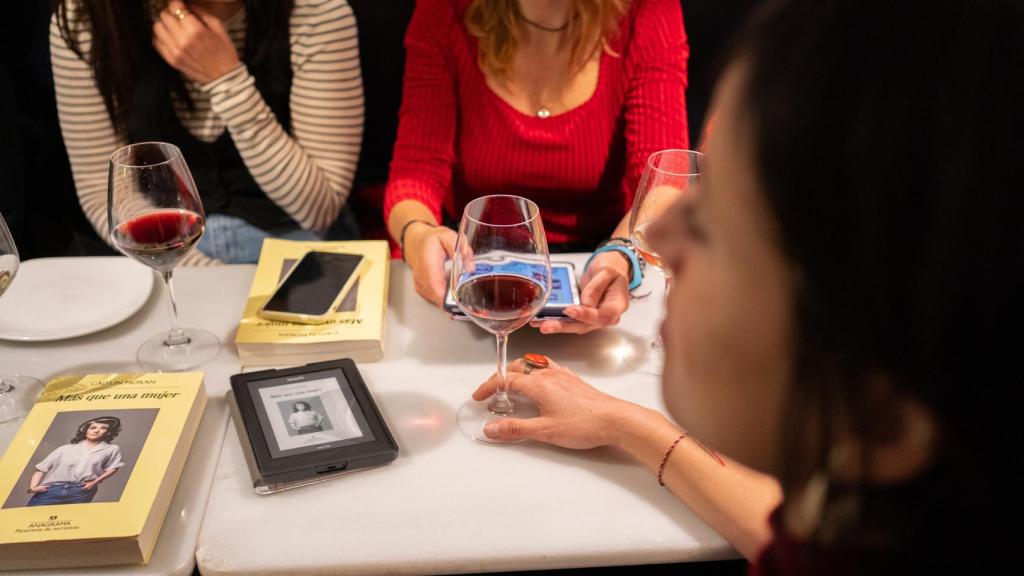 Integrantes del club de lectura Warmi el pasado viernes, en un restaurante de Madrid.