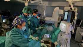 Una intervención del equipo de Angiología, Cirugía Vascular y Endovascular del Quirónsalud Málaga
