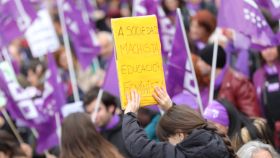 Una niña con un cartel en el que pone A sociedad machista educación feminista en la manifestación del 8M en Madrid,  2020.