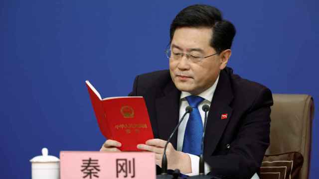 El ministro de Exteriores de China, Qin Gang, sostiene un libro de la Constitución de China este martes.