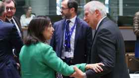 Margarita Robles conversa con Josep Borrell durante una reunión de ministros de Defensa de la UE