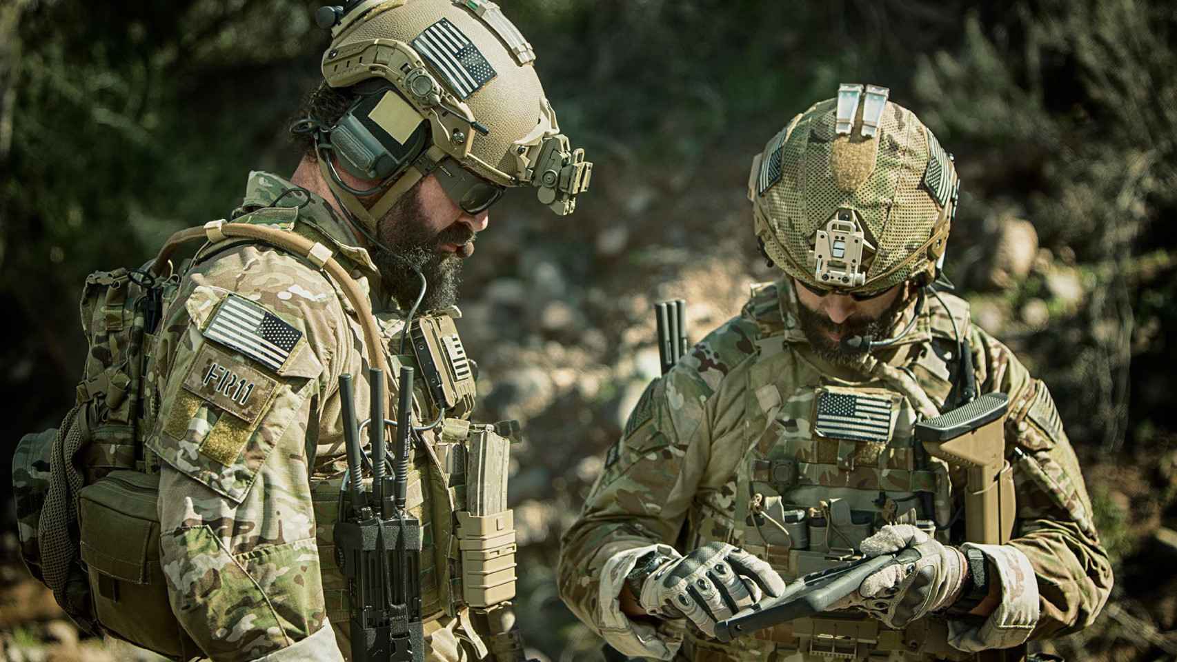 Soldados consultando dispositivos MPU5 con Wave Relay