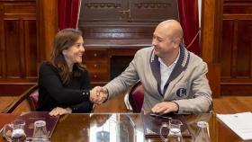 La alcaldesa de A Coruña, Inés Rey, y el presidente de la Federación de Peñas Deportivistas, Luis Alberto Martínez, firman un acuerdo.