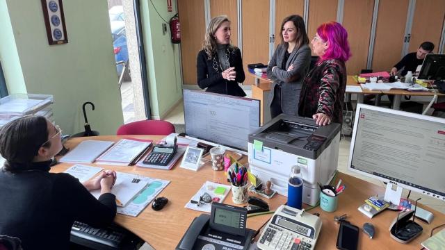 Martina Aneiros visitó esta manaña la gestoría Piloto, ubicada en Ferrol