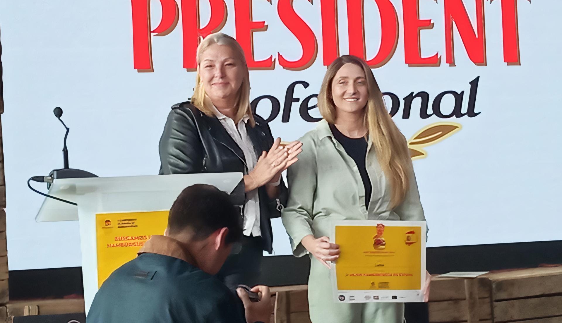 Lucía Freitas recoge el premio (Foto: Quincemil/Treintayseis)