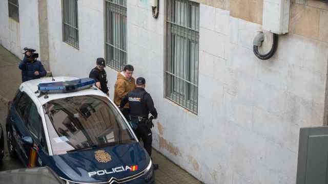 Dos agentes de Policía Nacional llevan al acusado de un triple crimen, José Luis Abet, a la Audiencia Provincial de Pontevedra.
