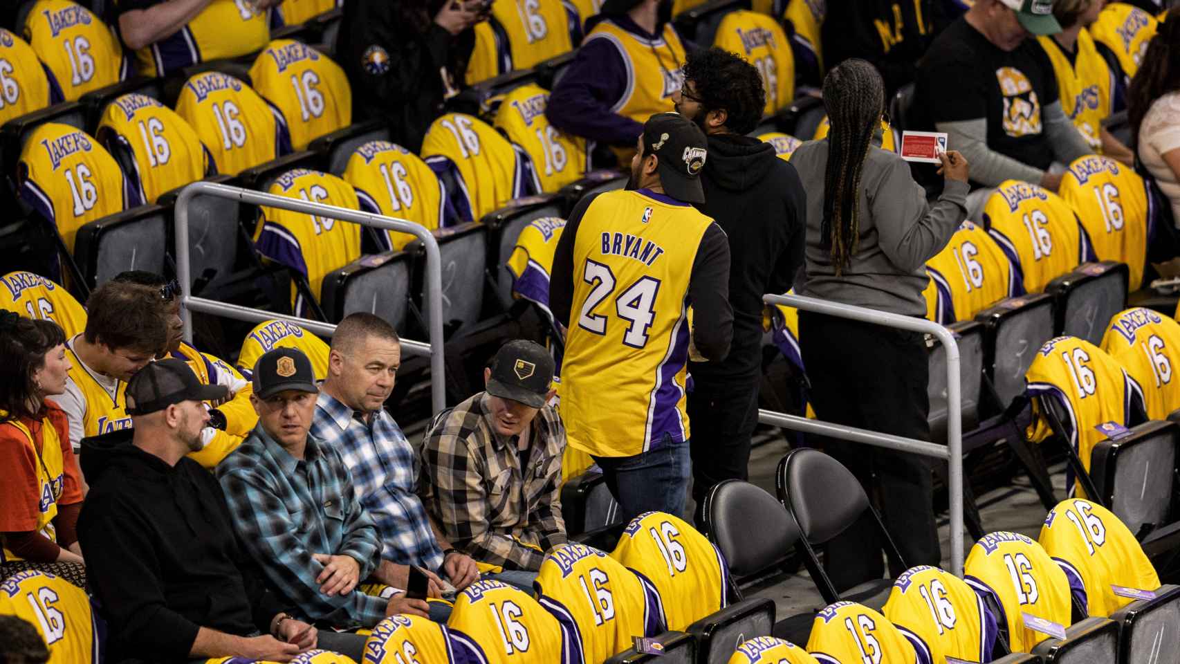 Homenaje en la grada del pabellón de Los Angeles Lakers a Pau Gasol