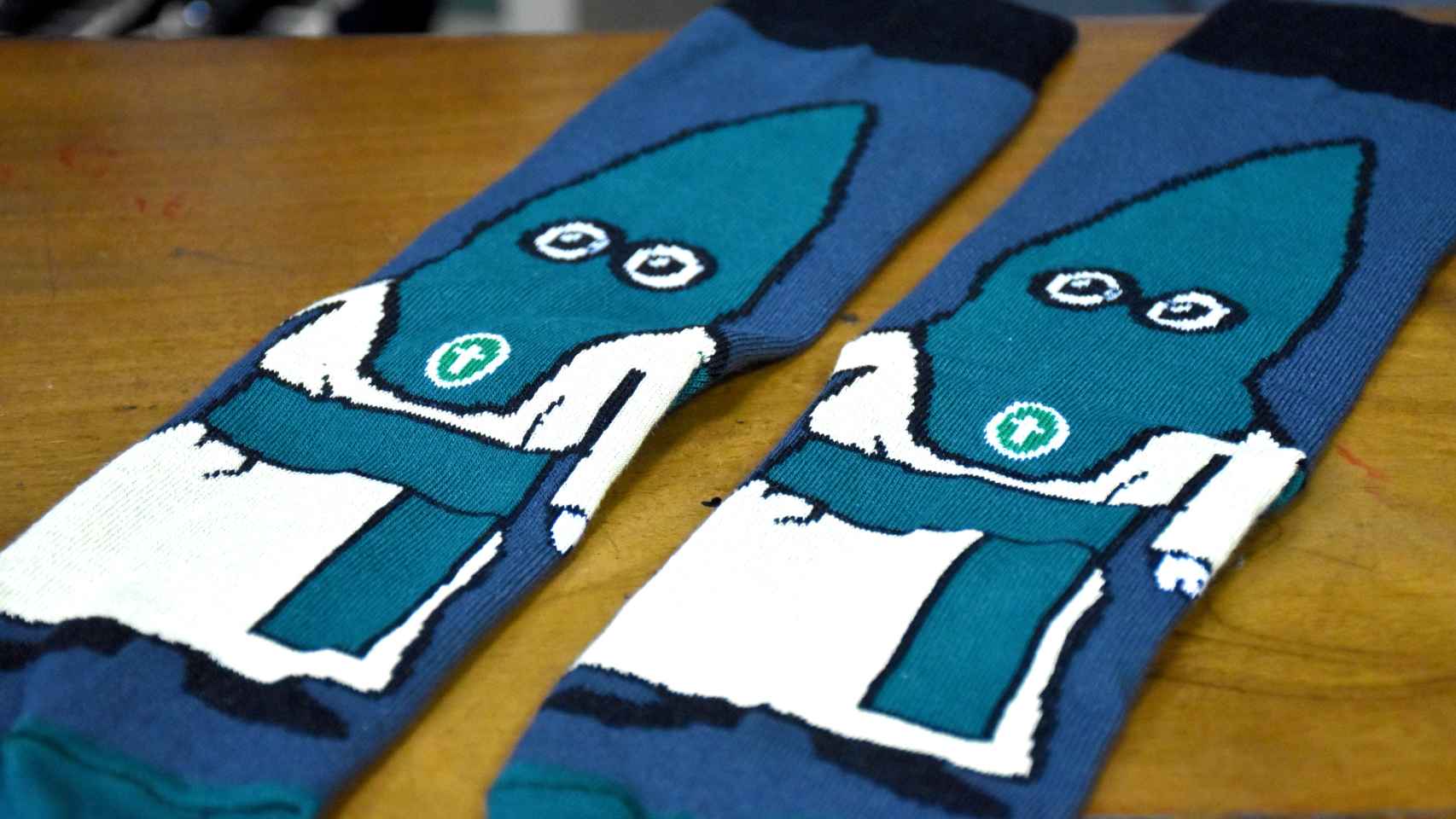 Los calcetines dedicados a la Cofradía de las Siete Palabras de Zamora obra de Santiago Textil