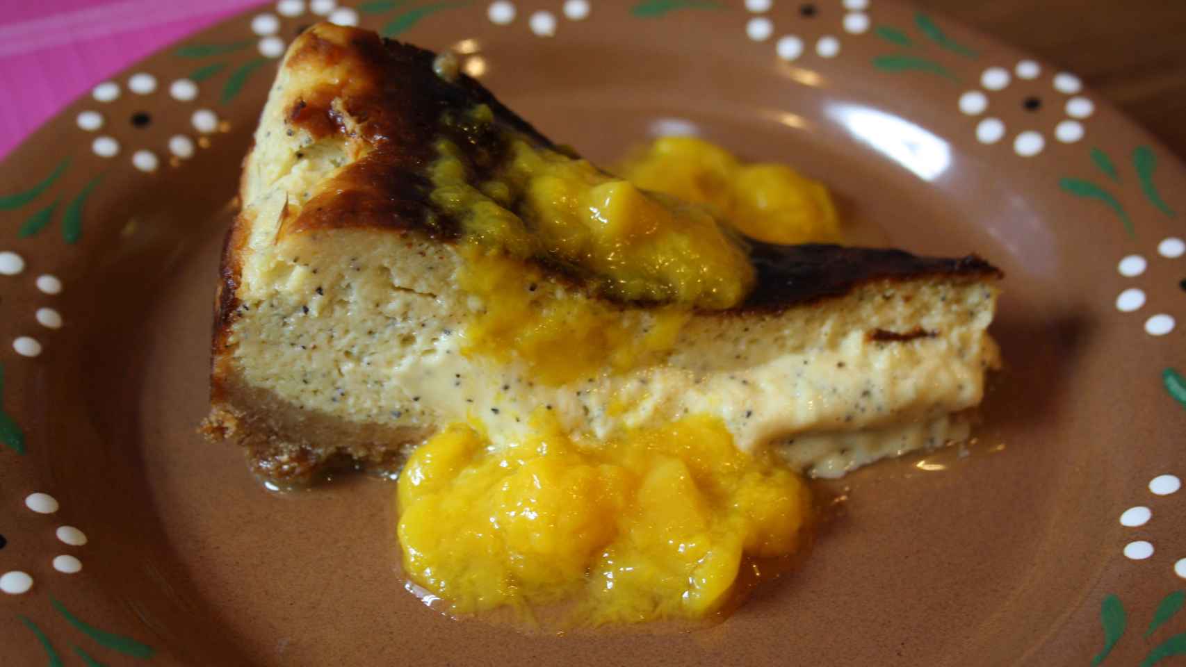 Su deliciosa tarta de queso de maracuyá y mango.