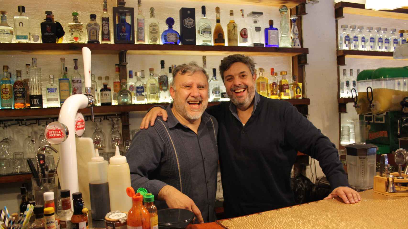 En la barra del restaurante Ernesto Díaz (dcha.) y el jefe de sala Israel Téllez (izda.).