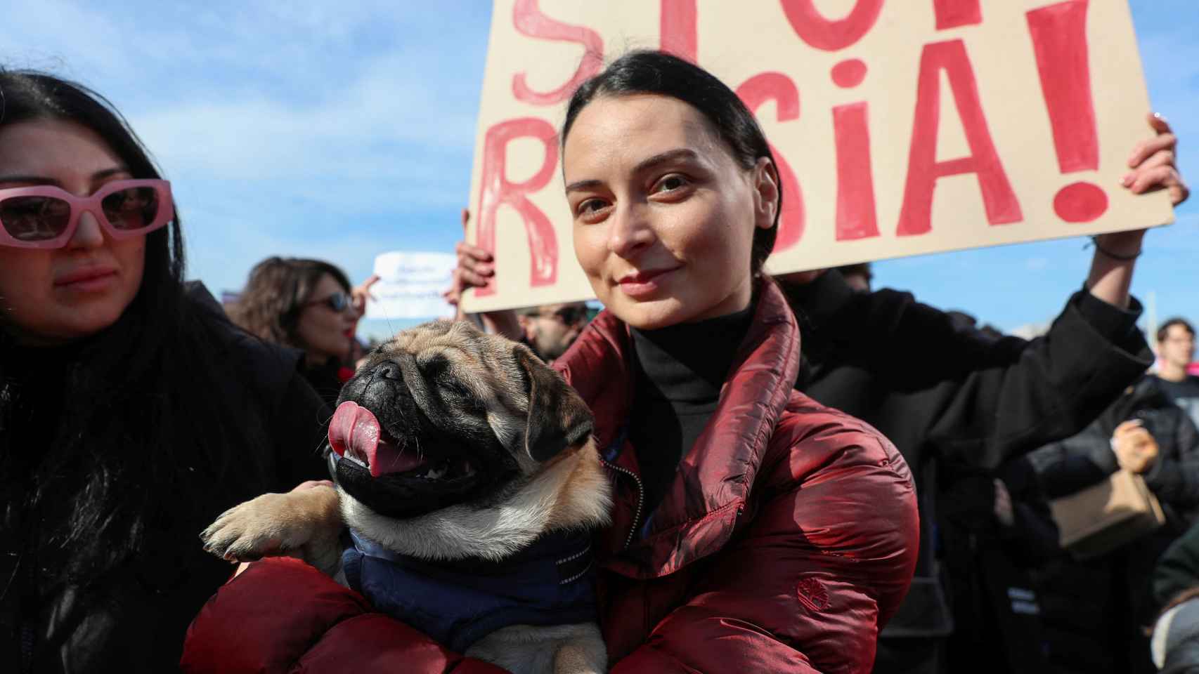Una manifestante georgiana delante de un cartel con el mensaje 'Stop Russia' (Parad a Rusia)