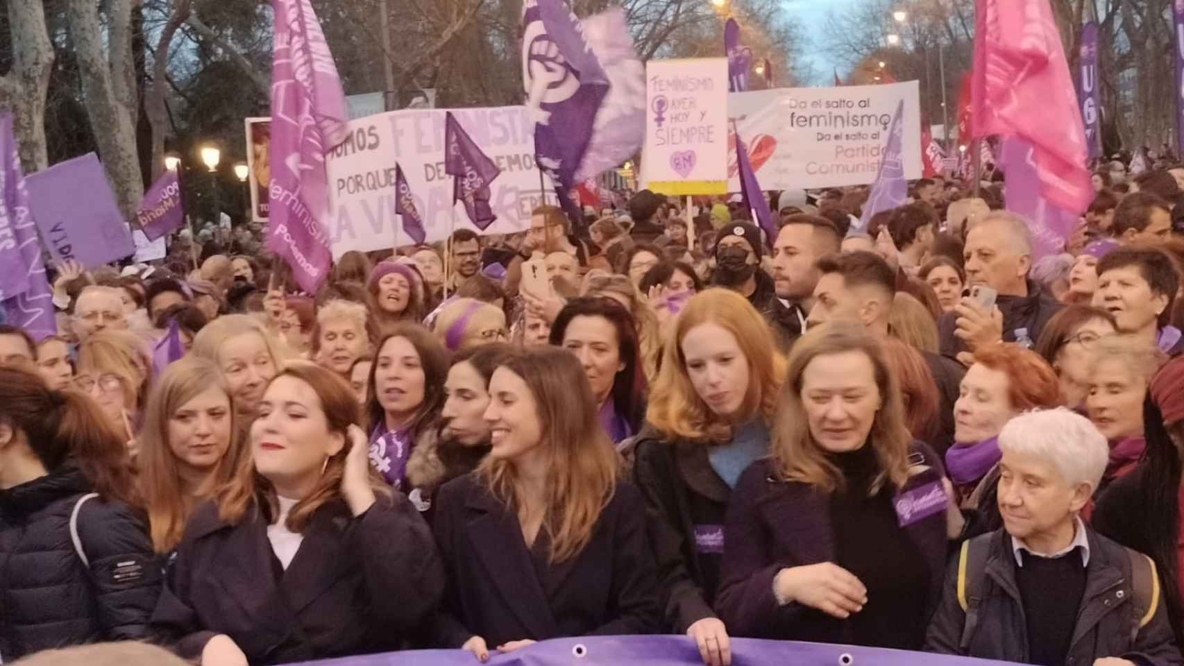 Ángela Rodríguez Pam, Irene Montero, Lilith Verstrynge, Victoria Rosell y Boti García Rodrigo, en la pancarta de Podemos.