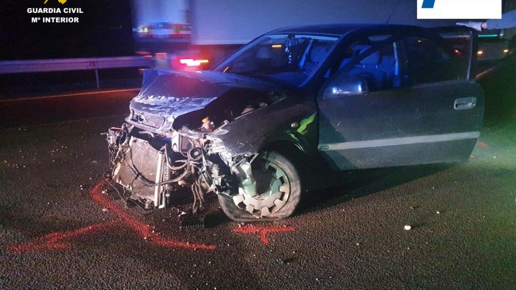 Así quedó el vehículo que tuvo un accidente por culpa de otro coche que circulaba en dirección contraria.