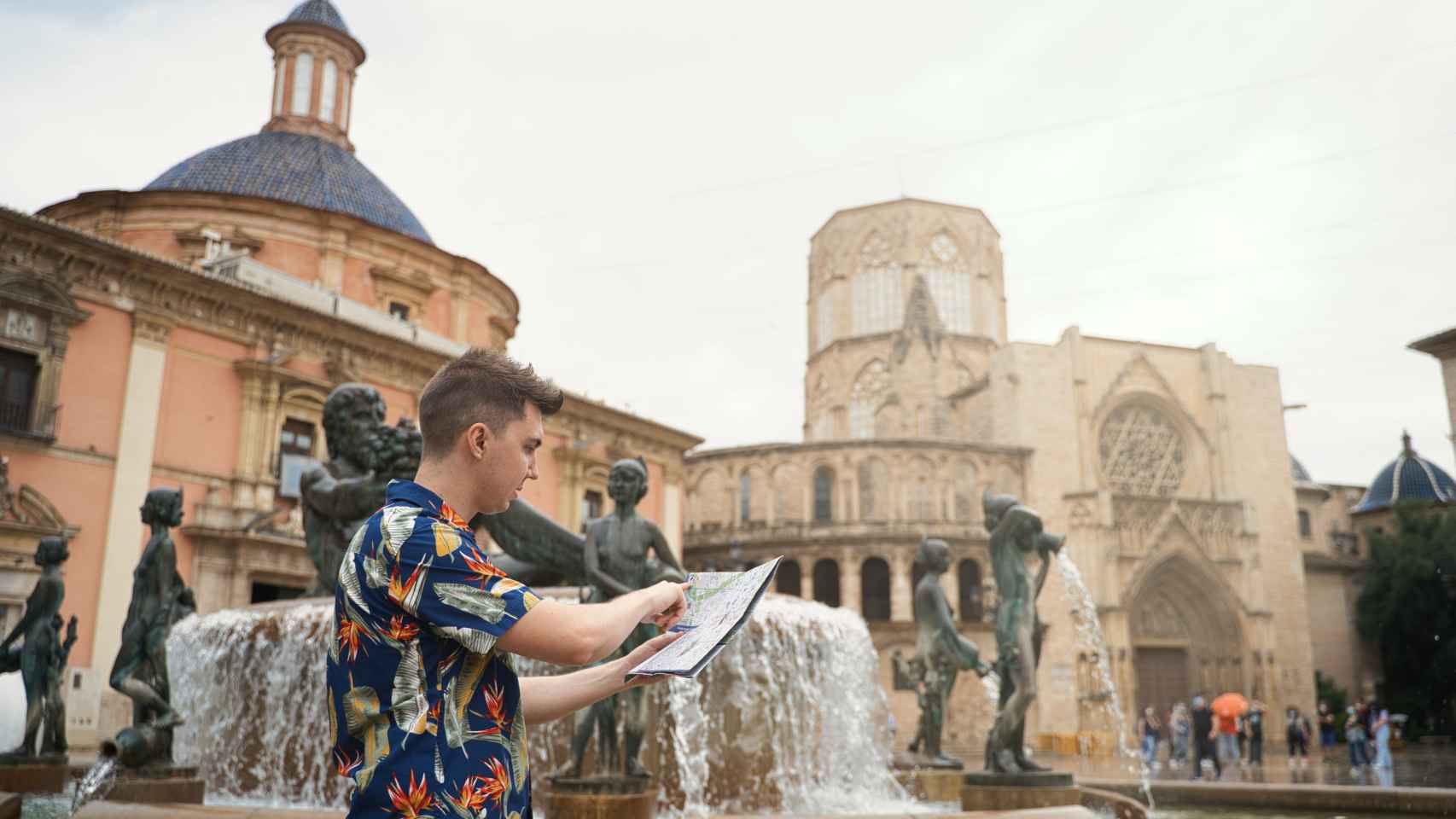 Un turista en el centro de Valencia, en una imagen de archivo.