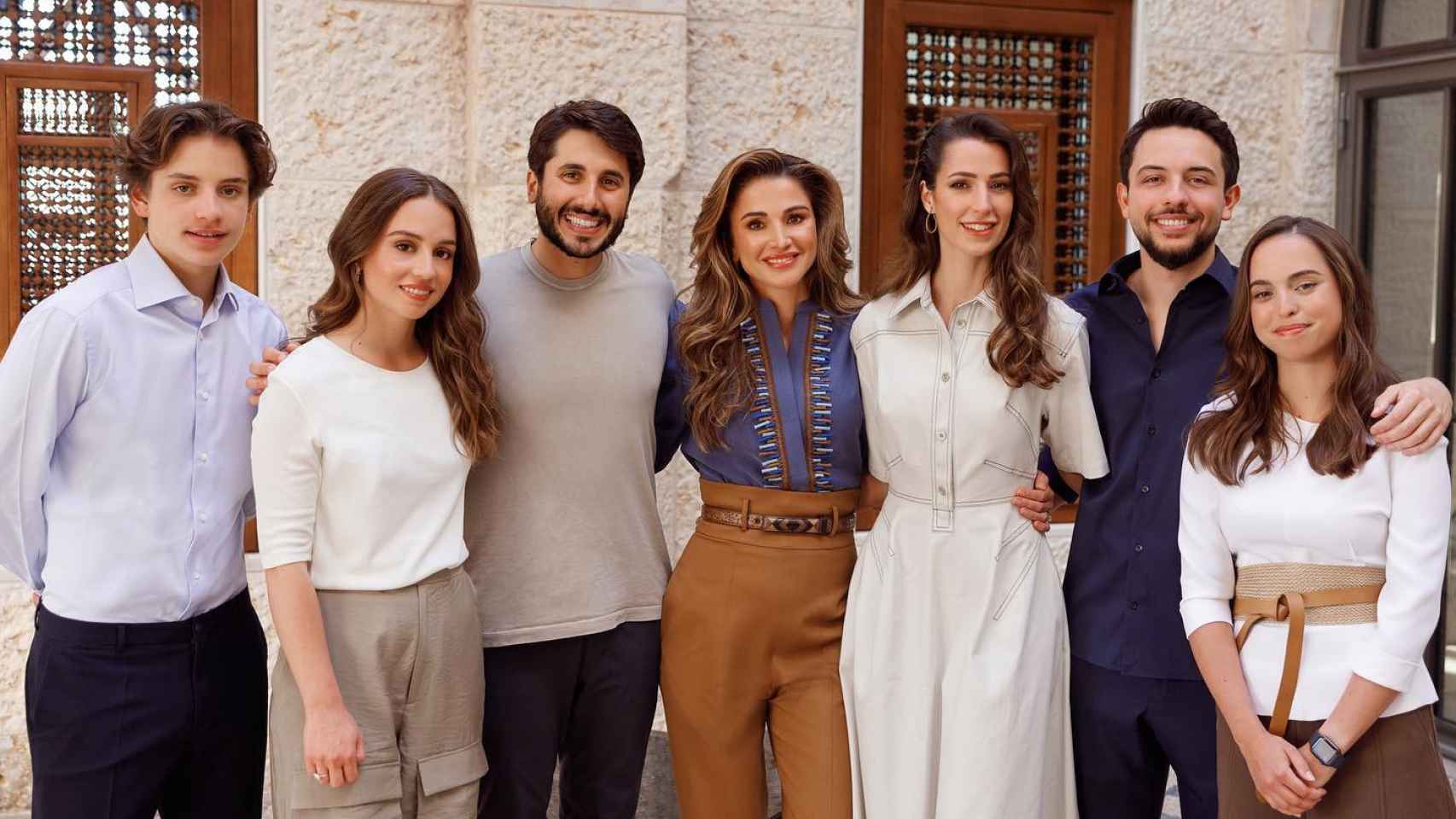 Abdalá II y Rania de Jordania junto a sus hijos y sus respectivas parejas.