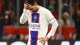 Leo Messi se lamenta por la eliminación en octavos de Champions League.