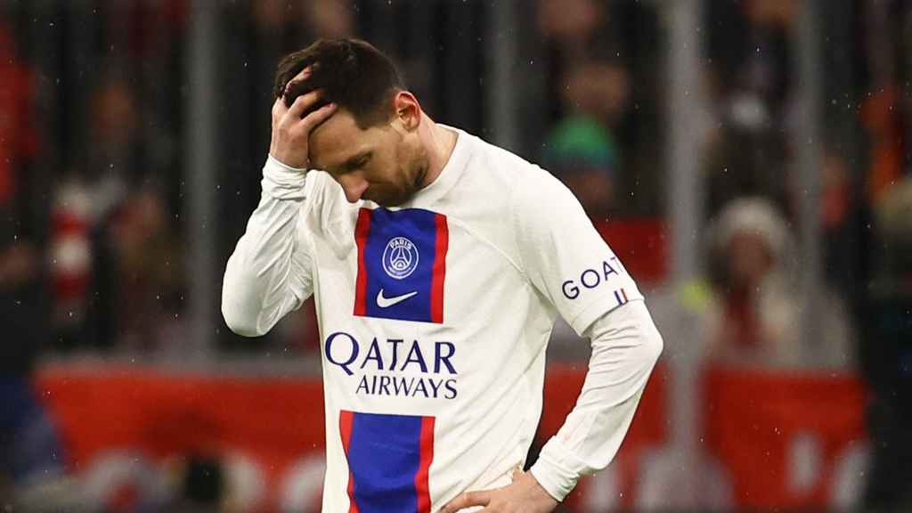 Leo Messi se lamenta por la eliminación en octavos de Champions League.