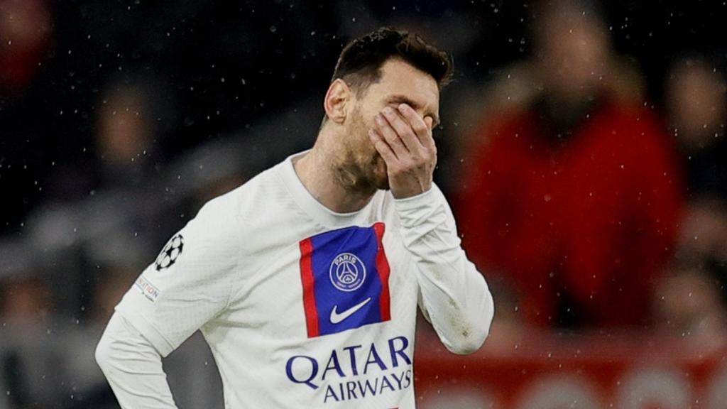 Messi, con la cara tapada por su eliminación en los octavos de final de Champions League.