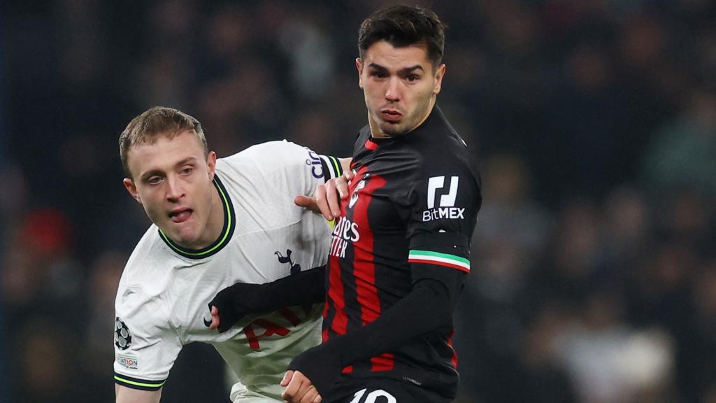 Brahim Díaz, en acción con Oliver Skipp durante el Tottenham - AC Milan de la Champions League 2022/2023