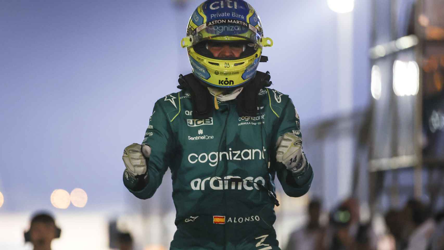 Fernando Alonso, celebrando su tercer puesto en el Gran Premio de Bahréin de la F1 2023