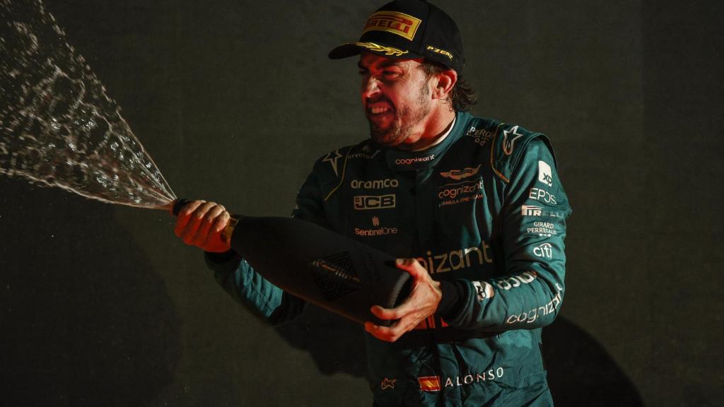 Fernando Alonso, celebrando el tercer puesto en el GP de Bahrein de la F1 2023 con champagne