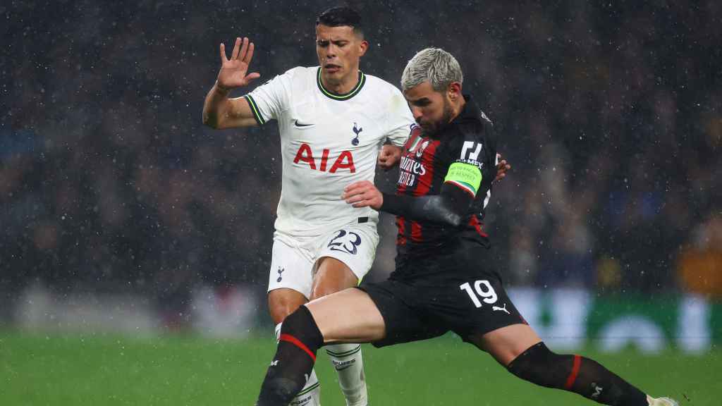 Theo Hernández, ante Pedro Porro en el Tottenham - AC Milan de la Champions League 2022/2023