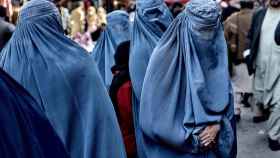 Foto de archivo de mujeres afganas vestidas con el burka, el símbolo de opresión de los talibanes.