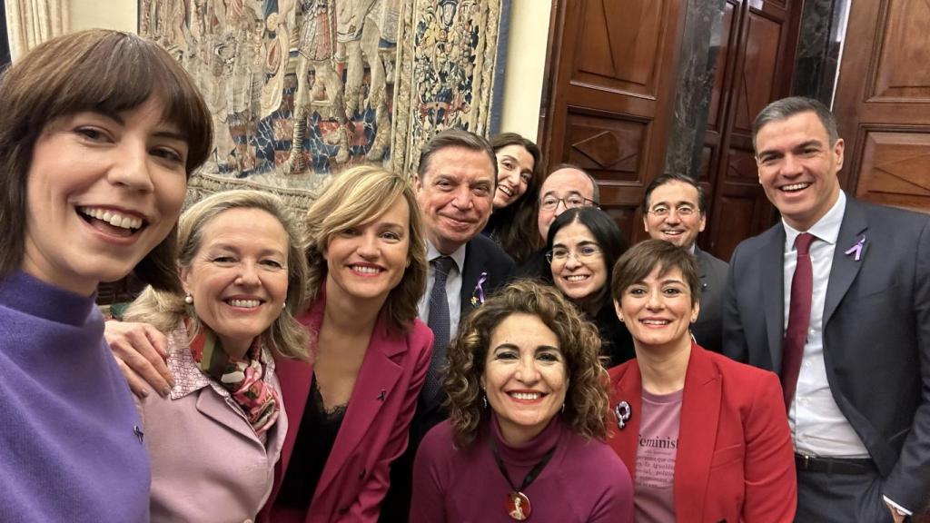 Los ministros del PSOE, este miércoles en el pasillo del Congreso de los Diputados.