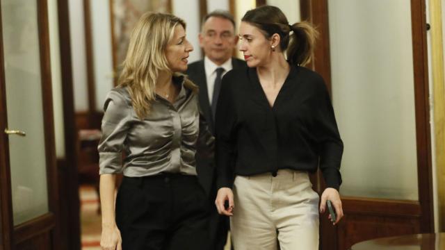 Yolanda Díaz e Irene Montero, tras su encuentro el martes en el Congreso, con Enrique Santiago al fondo.