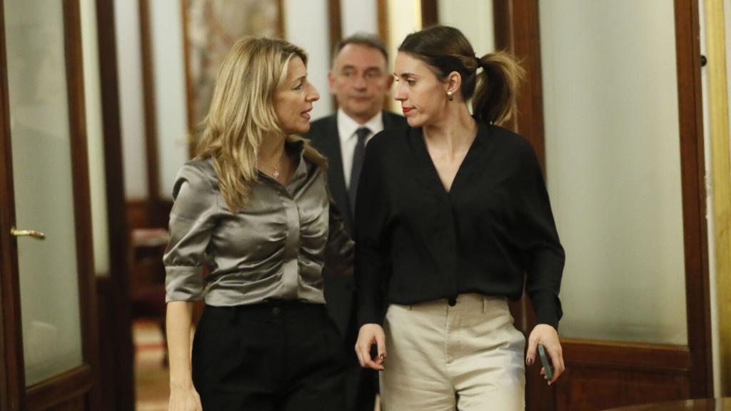 Yolanda Díaz e Irene Montero, tras su encuentro el martes en el Congreso, con Enrique Santiago al fondo.