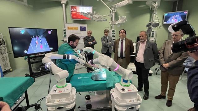 Demostración de la nueva robótica de mínima invasión, ante la mirada de las autoridades.