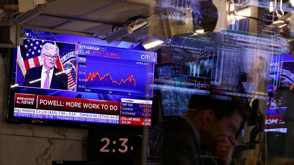 El presidente de la Fed, Jerome Powell, aparece en una pantalla en el parqué de la Bolsa de Nueva York.