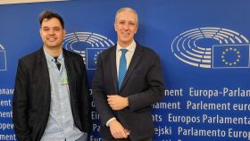El CEO de Uptodown, Luis Hernández, junto con el eurodiputado Pablo Arias en Bruselas.