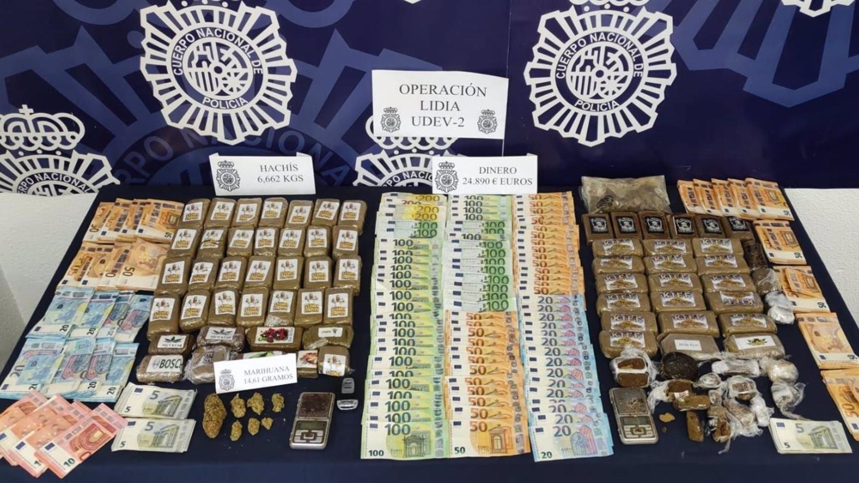Dinero y droga intervenidos en una operación policial.