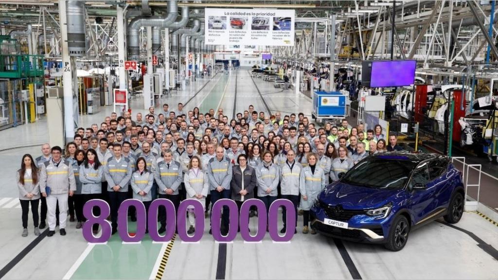 Foto de Familia de la plantilla de Renault con el vehículo 8 millones.