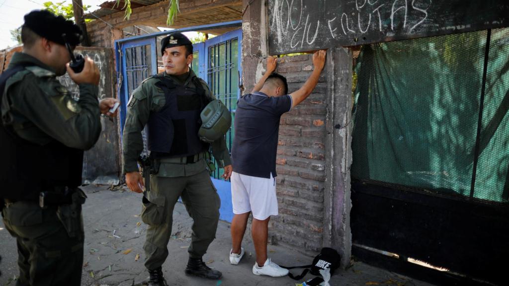 La Gendarmería Nacional de Argentina retiene a un vecino de la barriada de Villa Banana durante la operación de contención de la violencia en Rosario.