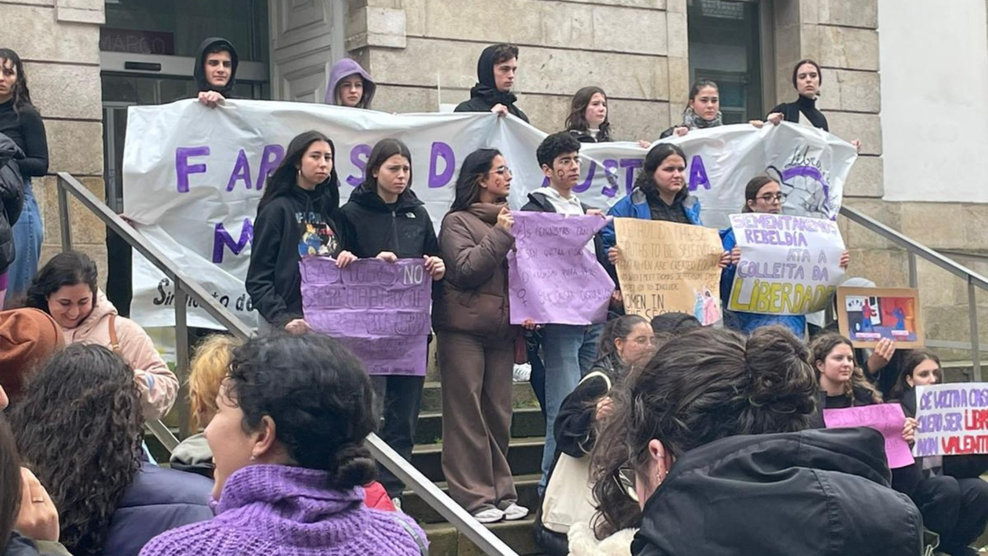 Concentración estudiantil por el 8M de 2023 ante el Museo Marco.