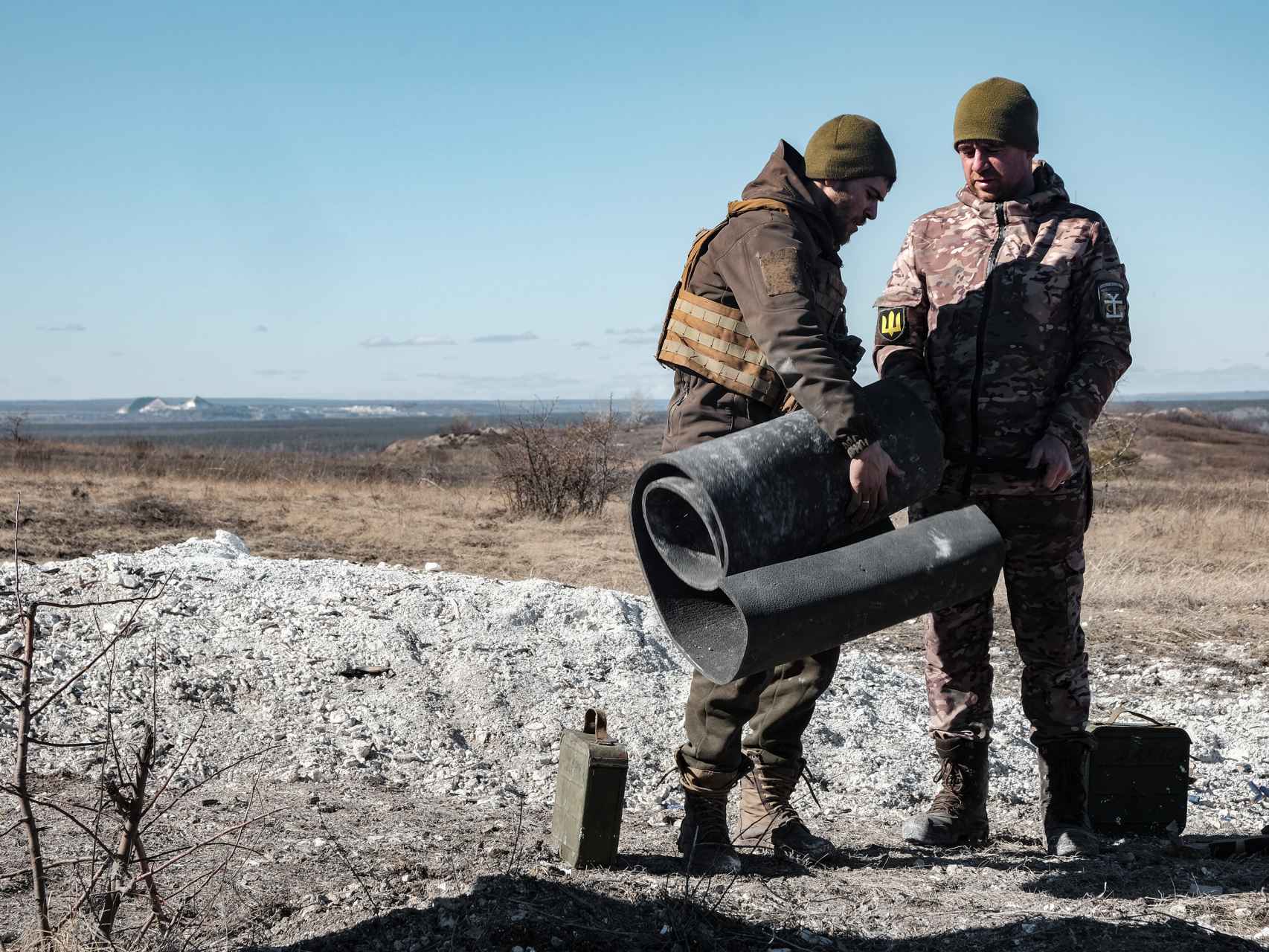 Soldados ucranianos cerca del frente de combate de Bakhmut.
