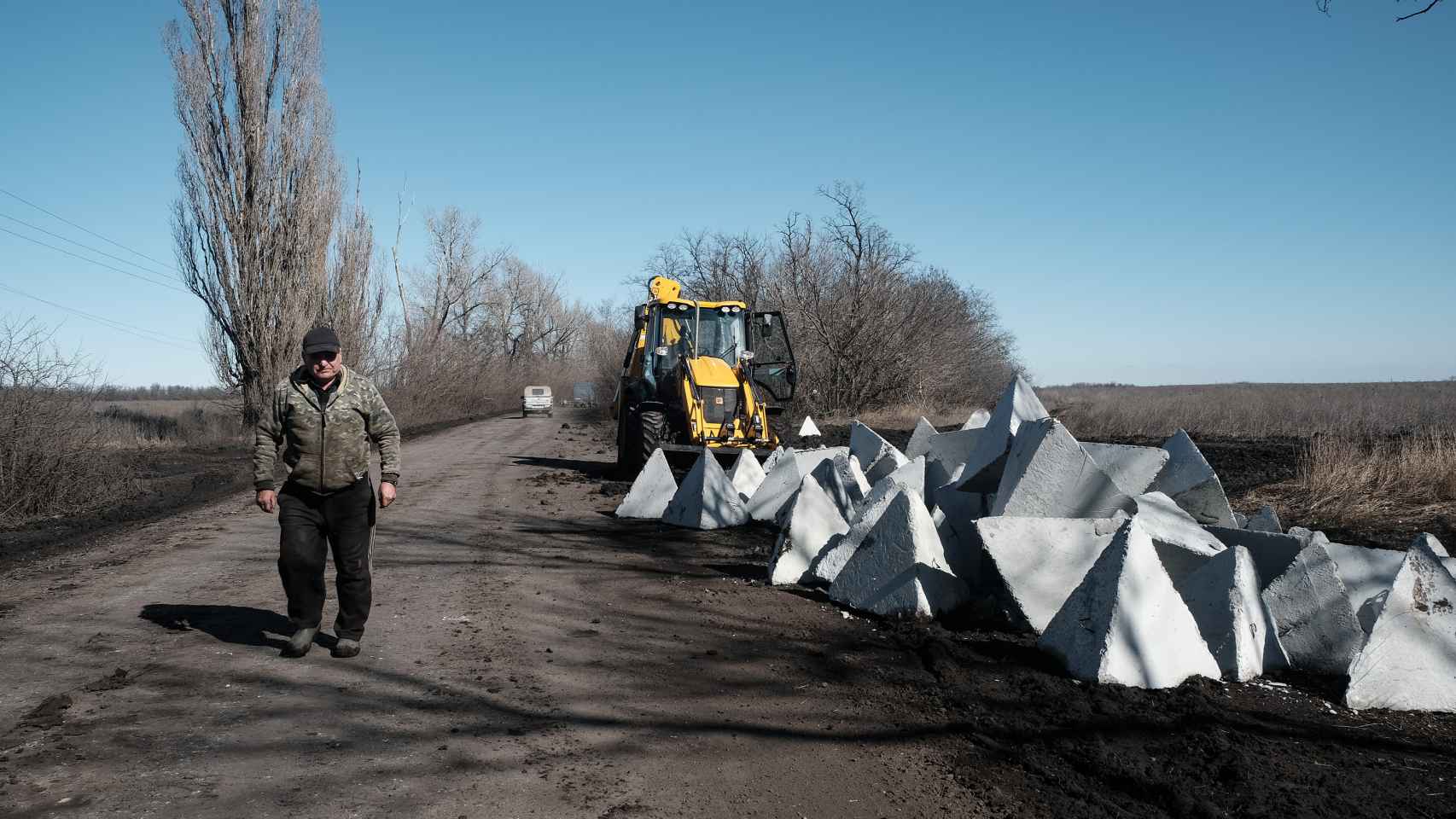 Un operario coloca bloques de hormigón en las carreteras aledañas a Bakhmut.