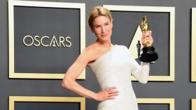 Renée Zellweger posando el premio a mejor actriz protagonista en los Premios Oscar 2020