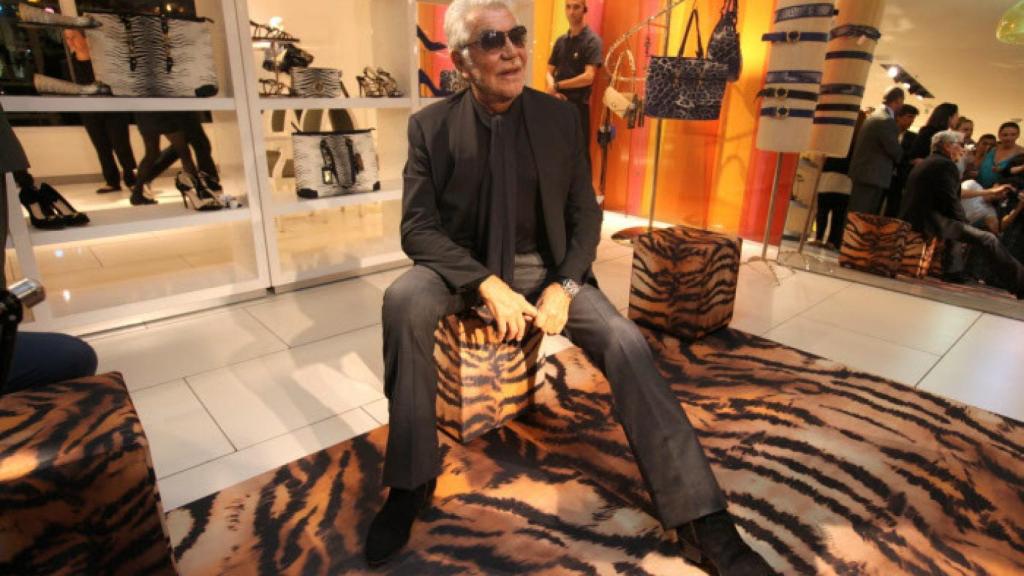 Cavalli, posando en una de sus tiendas.