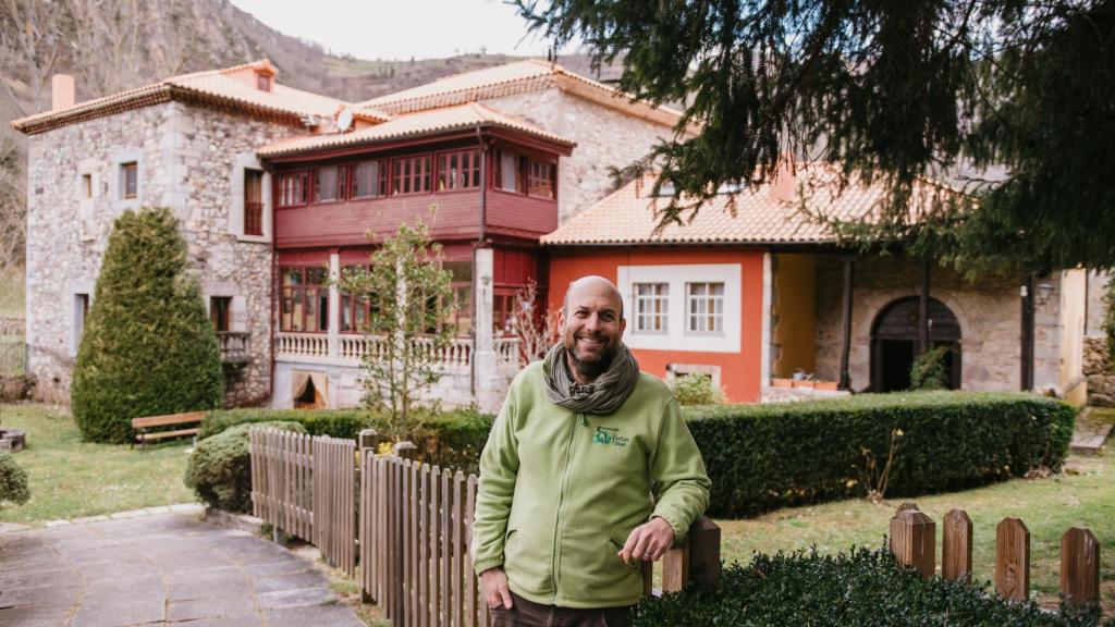 Manuel Galán frente al palacio de los Flórez Estrada, en Somiedo (Asturias)