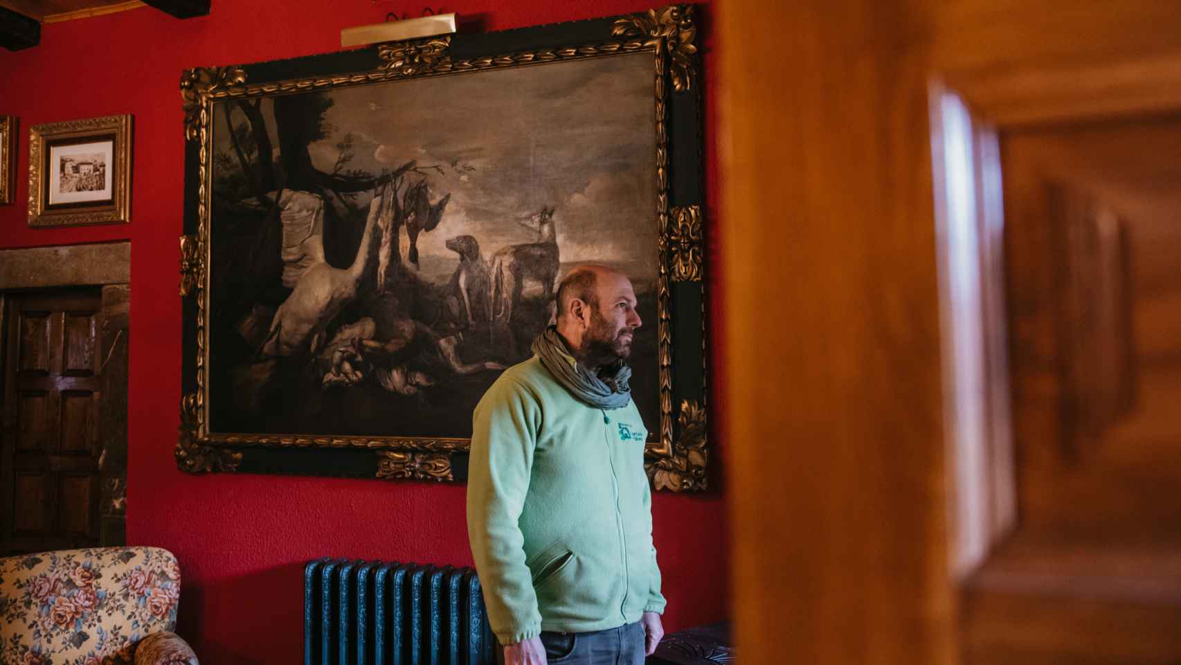 Manuel Galán en el interior de la estancia principal del palacio Flórez Estrada, en Somiedo, Asturias