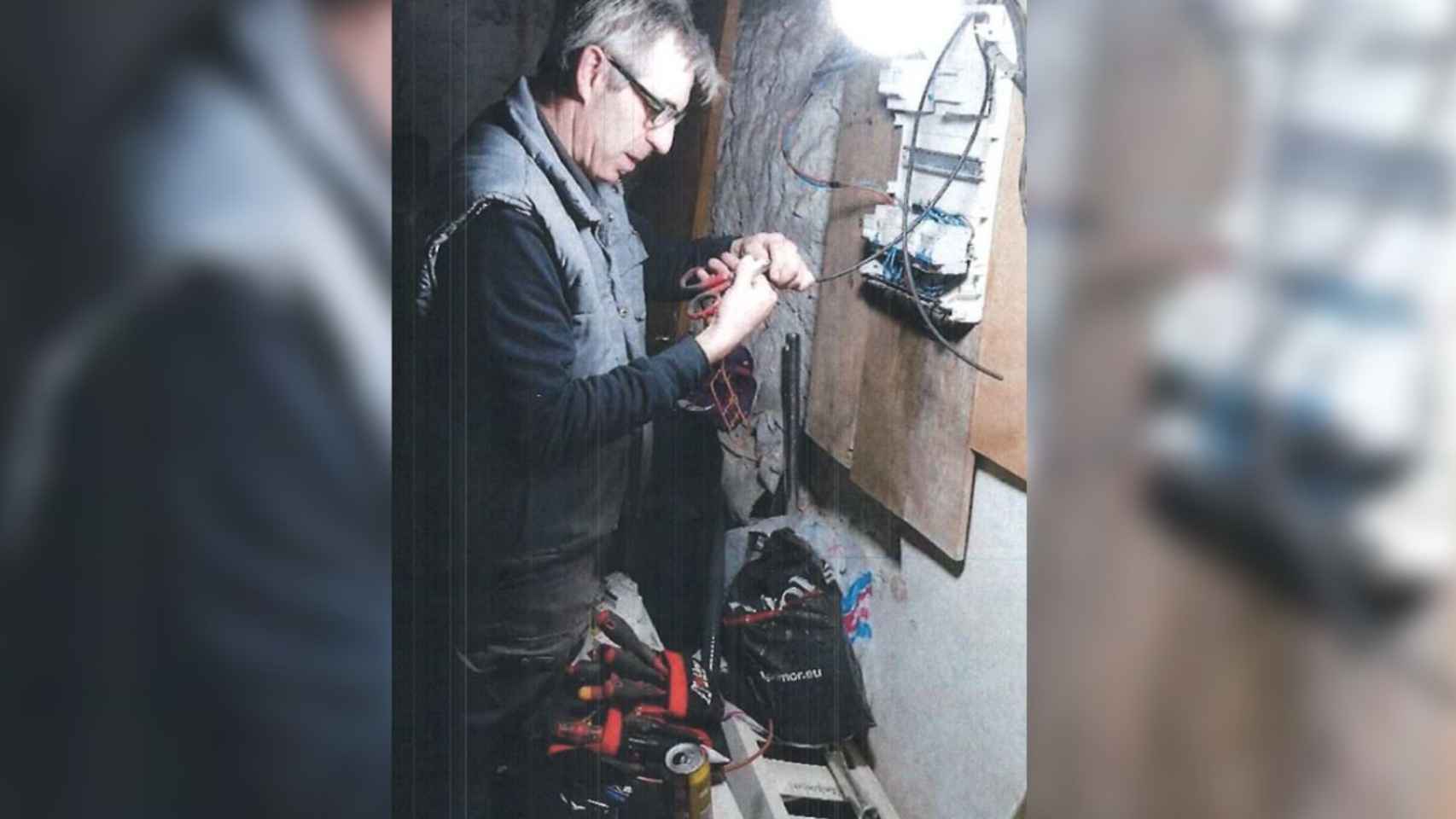 El electricista apodado como 'El Demonio' realizando un supuesto enganche ilegal a los contadores de la luz.